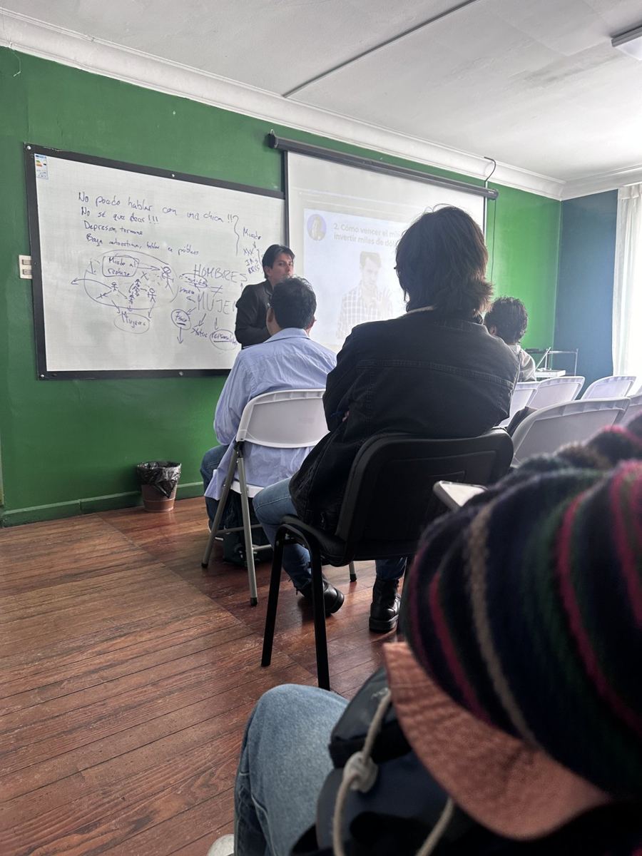 Grupo de hombres sentados de espaldas durante un taller presencial de Pablo Montes.